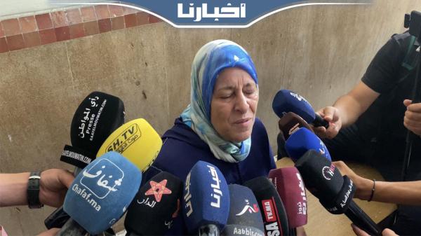 والدة التهامي بناني تذرف الدموع بعد مرافعة النيابة العامة في جلسة المحاكمة وهذا ما كشفت عنه